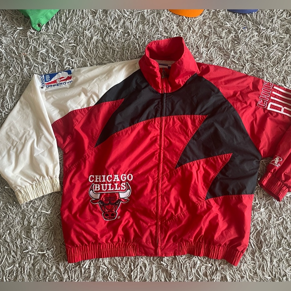 Vintage Chicago Bulls Logo Athletic Sharktooth Windbreaker Jacket Size XL.